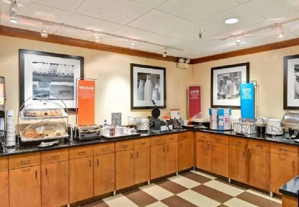 Hampton Inn Memphis-Poplar Hotel