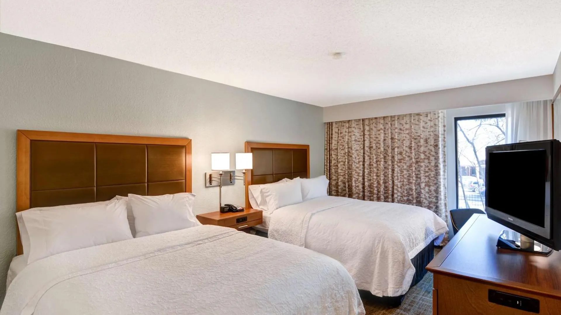 Hampton Inn Memphis-Poplar Hotel